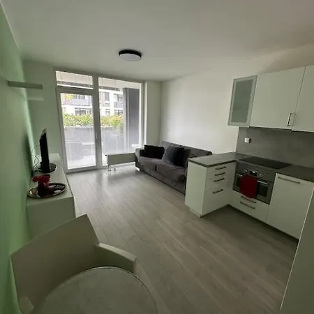 شقة Ahoj Park, Terrace Studio, Private Parking *