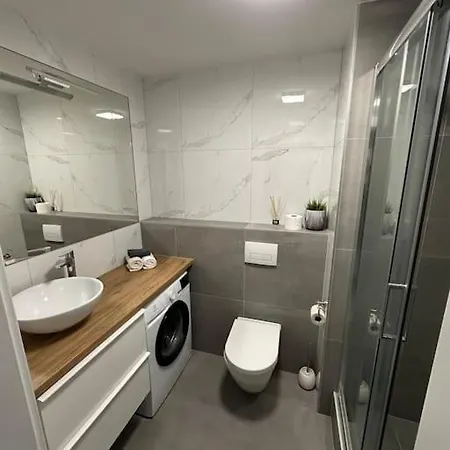 Ahoj Park, Terrace Studio, Private Parking شقة